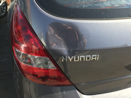 Hyundai i30 naprawa klapy bagażnika w Kinked Studio