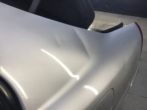 Mitsubishi Carisma naprawa blacharska - usunięcie wgniecenia słupka