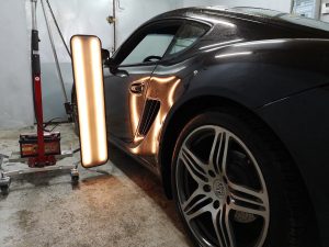 Porsche Cayman S - wyciągnięcie wgniecenia nadkola
