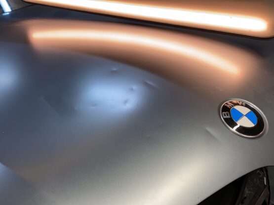 BMW M850i naprawa maski samochodowej