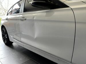 BMW 3 - wgniecenie przednich prawych drzwi