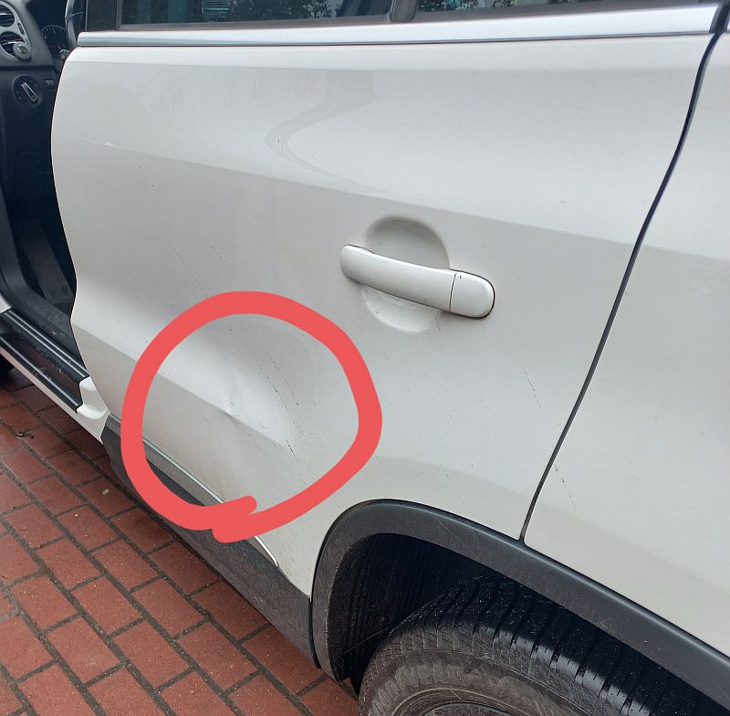 Drzwi w samochodzie wgniecione - wymieniać czy naprawiać?